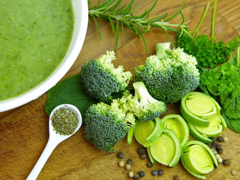 Soup made with broccoli, onion and other species.